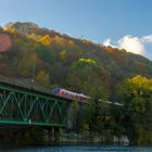 Die Ruhr mit der Ruhrtal-Bahn-Brücke bei Kettwig Oberwasser