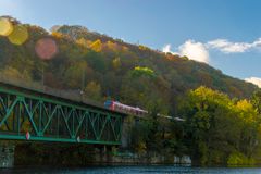 Die Ruhr mit der Ruhrtal-Bahn-Brücke bei Kettwig Oberwasser