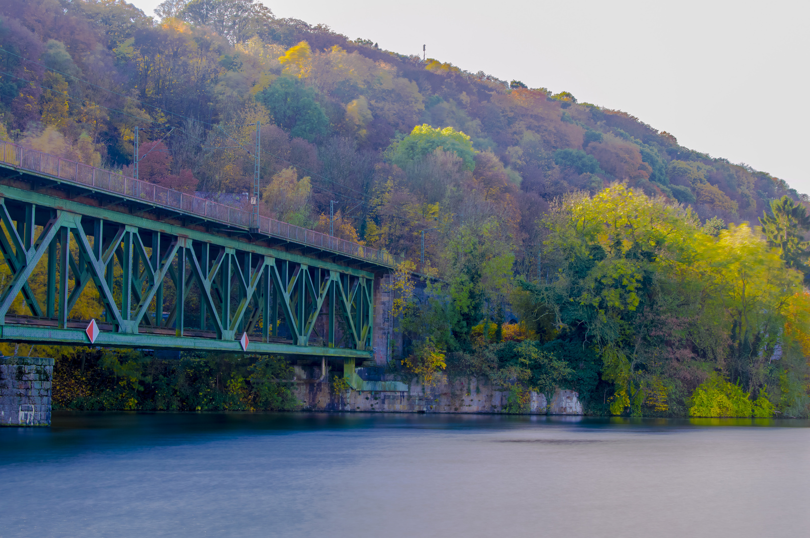 Die Ruhr mit der Ruhrtal-Bahn-Brücke bei Kettwig Oberwasser