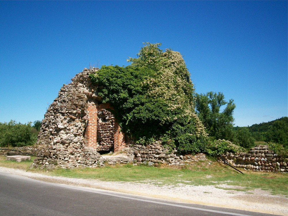 die Ruine am Straßenrand