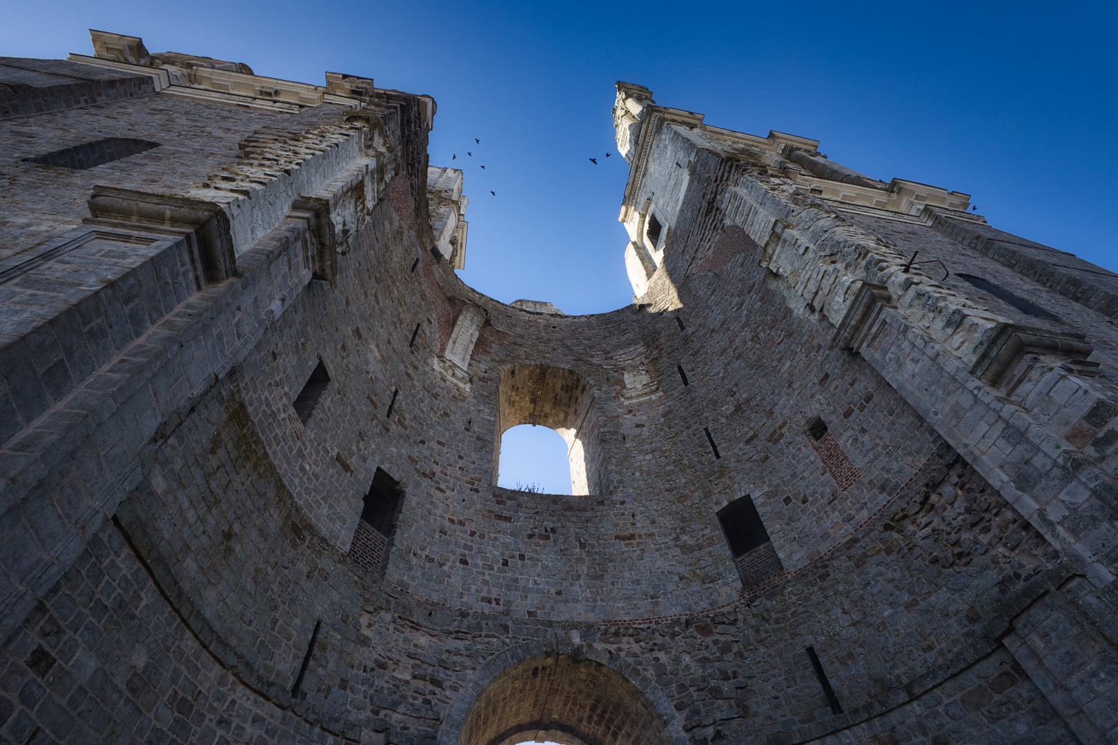 Die Ruine der Abtei Mont-Saint-Èloi