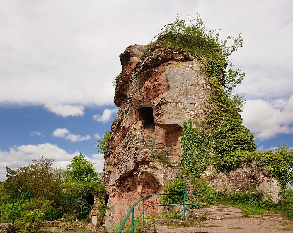 Die Ruine der Burg Drachenfels ist der Überrest einer Felsenburg...