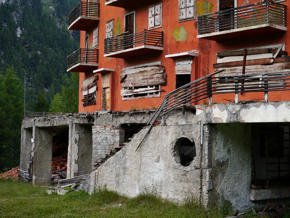 Die Ruine des Hotel Paradiso im Martelltal 2