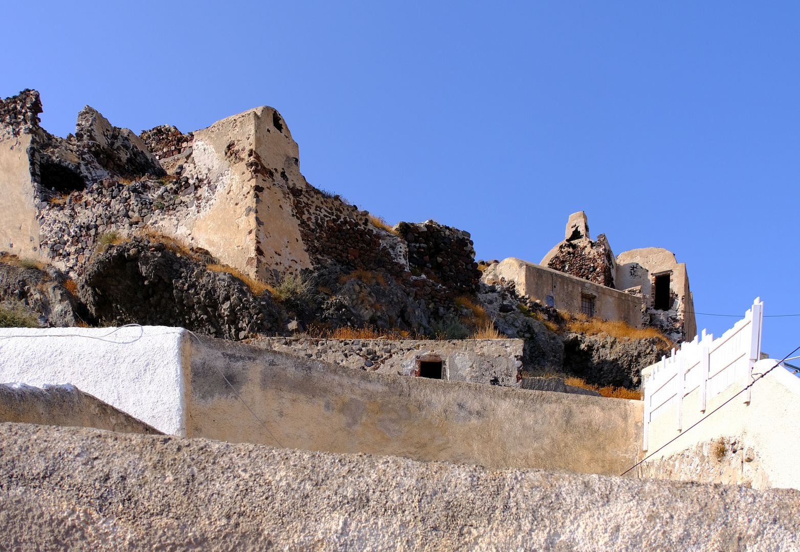 ...die Ruinen der venezianischen Burg in Akrotiri...