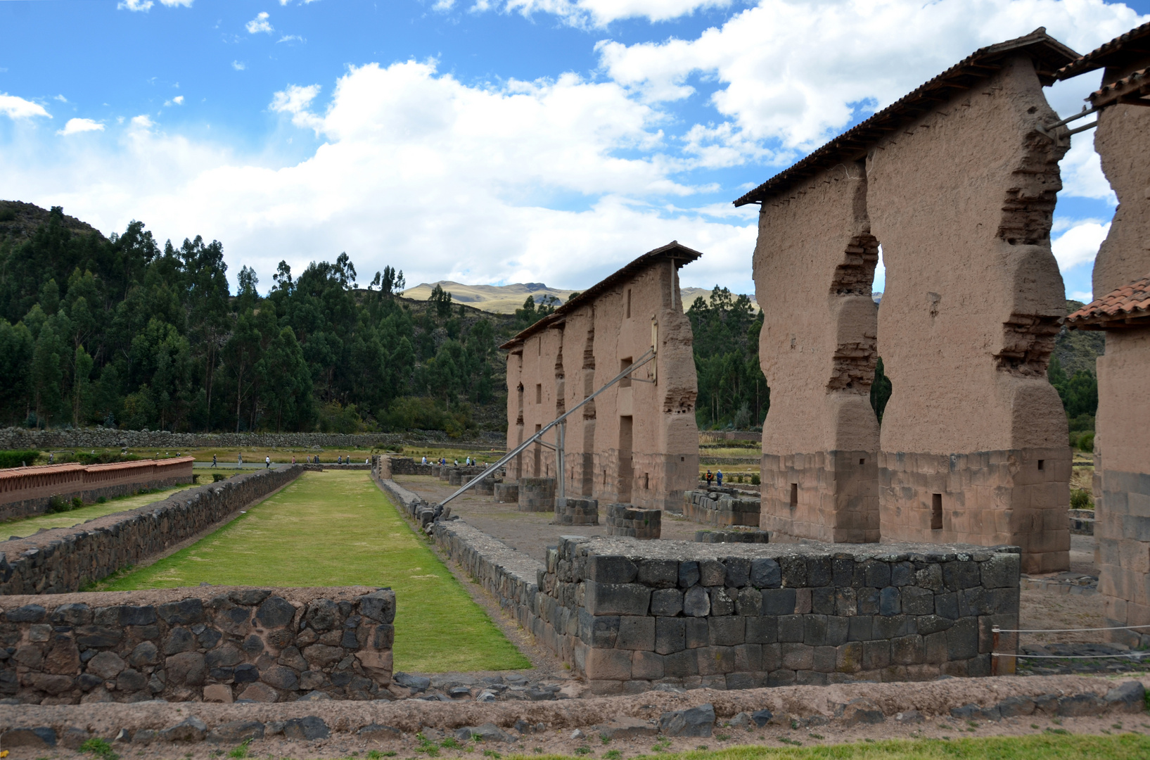 Die Ruinen des Tempels von Wiracocha in Raqchi