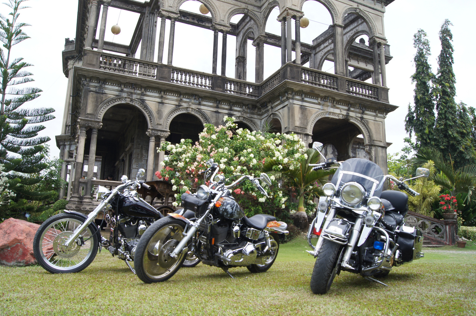 Die Ruinen von Bacolod und edle Harleys in Front