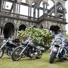 Die Ruinen von Bacolod und edle Harleys in Front