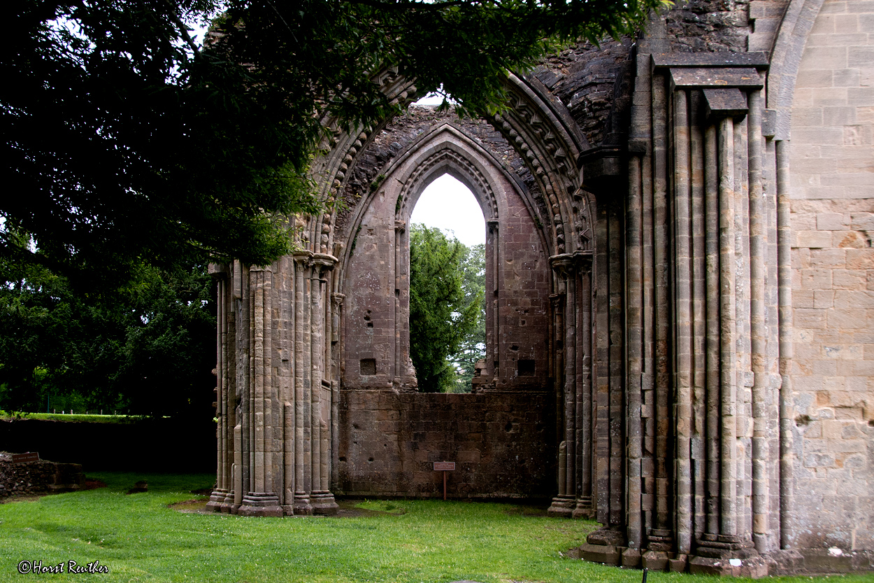 Die Ruinen von Glastonbury Abbey / England