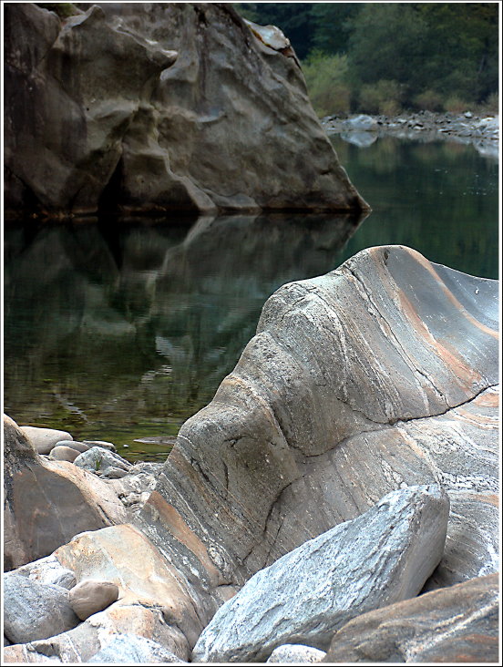 die runden Steine der Maggia