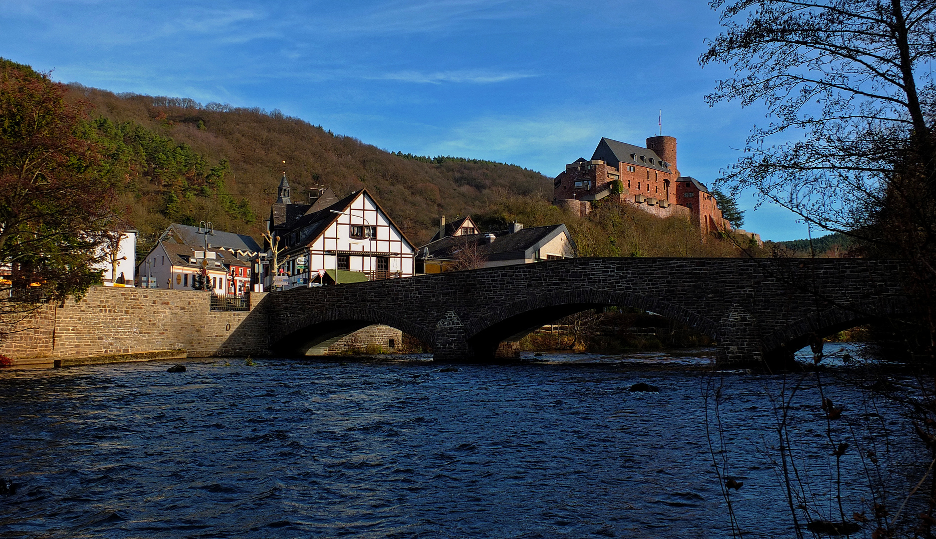 Die Rur bei Burg Hengebach in Heimbach