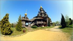 ... Die Russisch-Orthodoxe Holzkirche des Heiligen Nikolaus ...