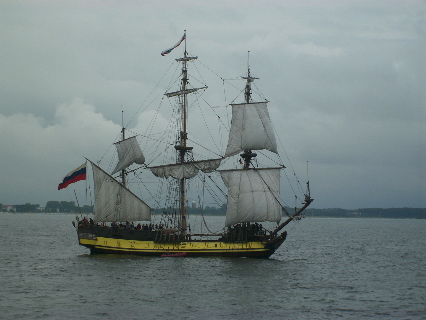 die russische "Shtandart" kreuzt während Hanse Sail Rostock 2011 vor Warnemünde