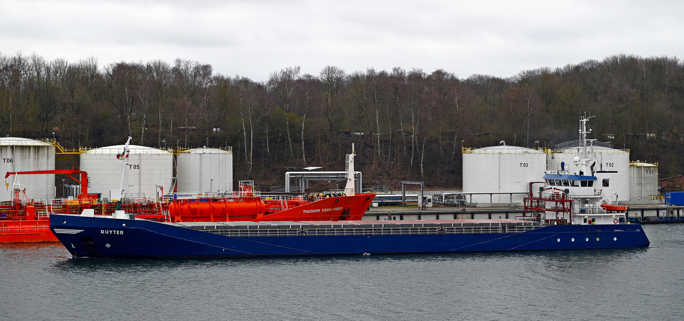 Die RUYTER im Nord-Ostsee-Kanal vor Kiel Holtenau