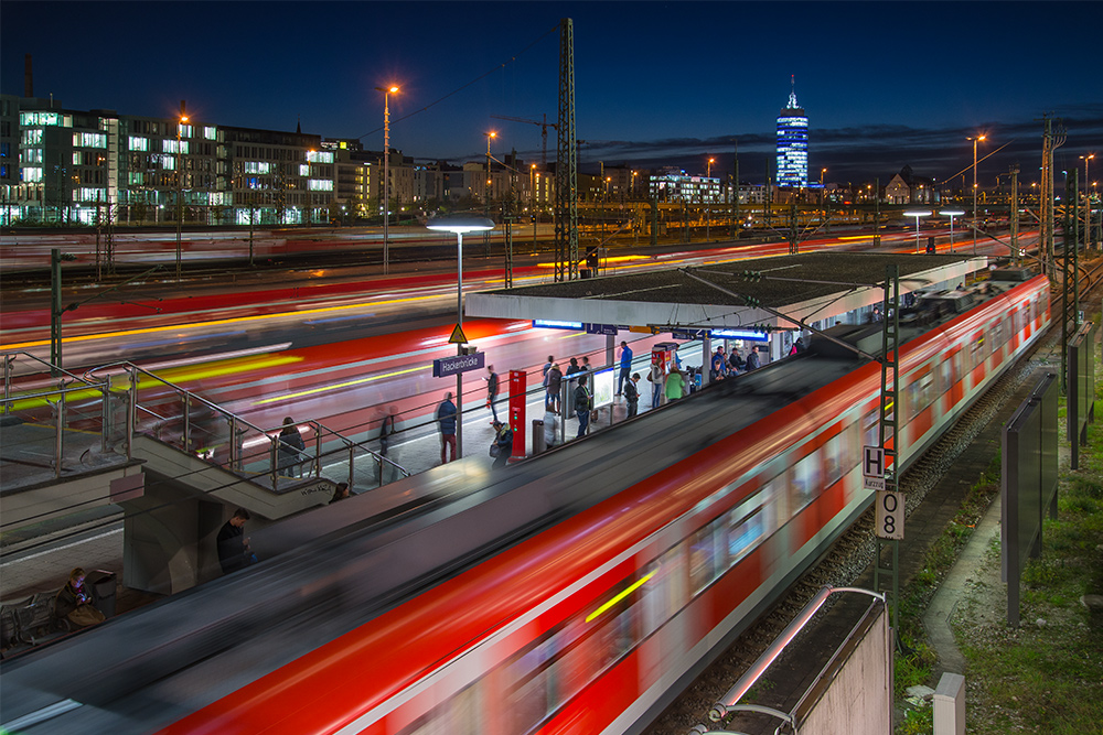 die S-Bahn fährt