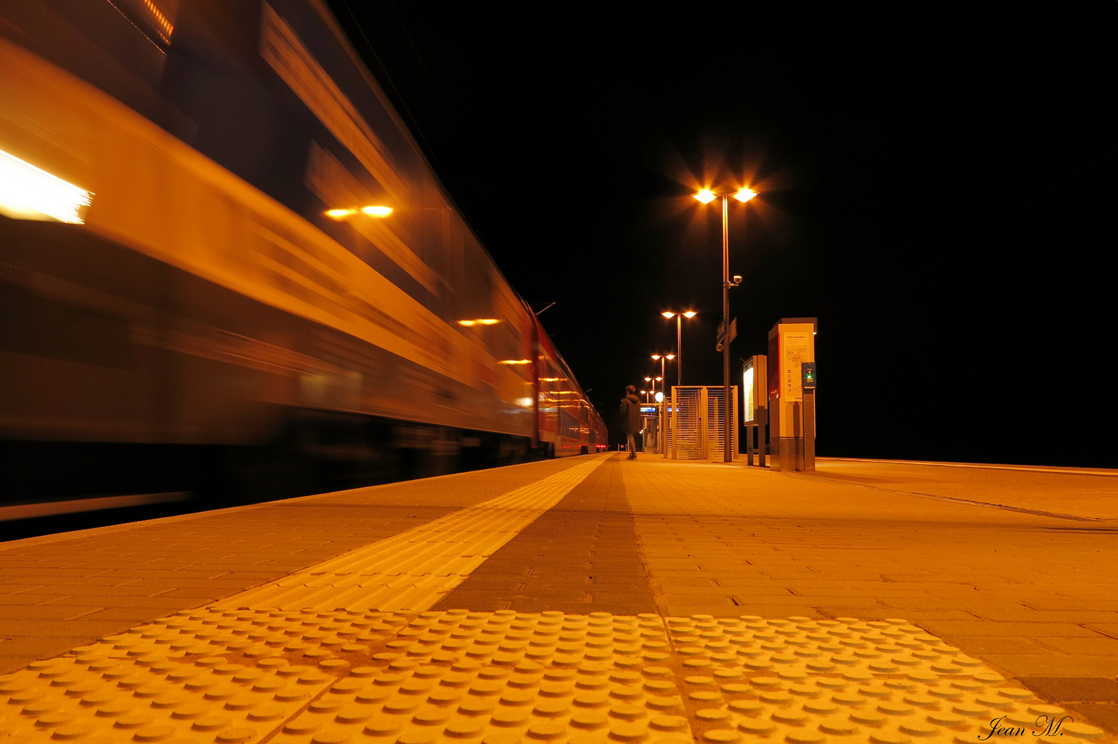 Die S-Bahn fährt ein.