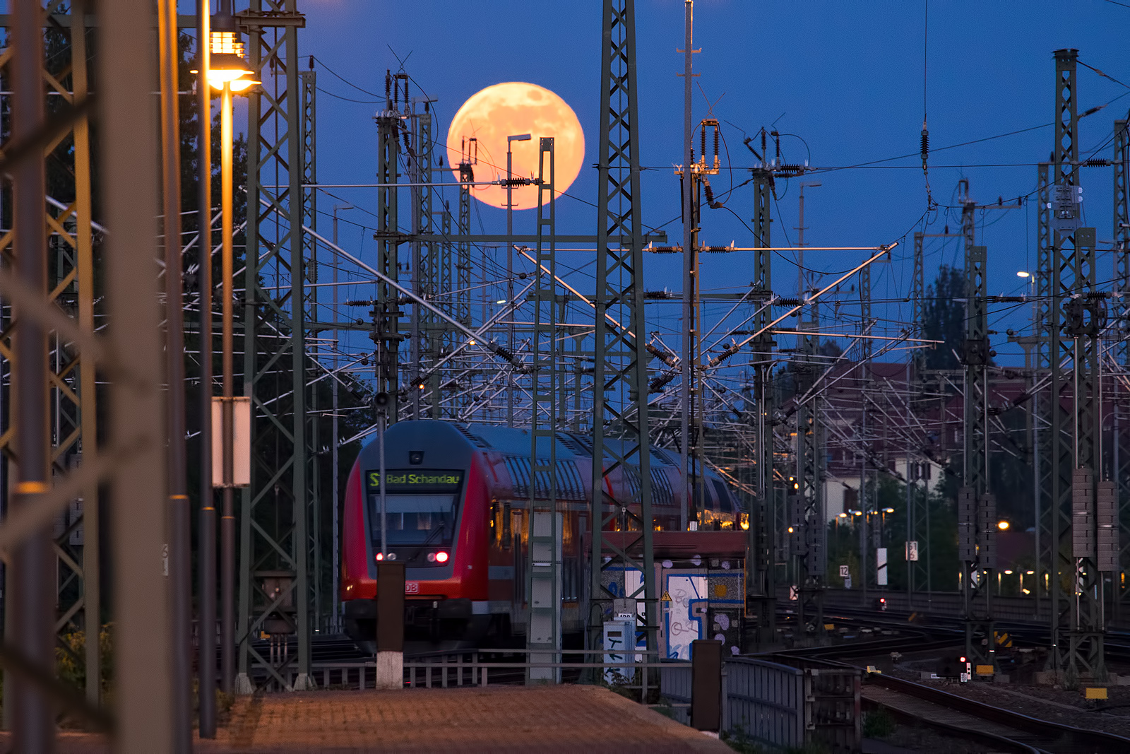 Die S-Bahn und der Mond