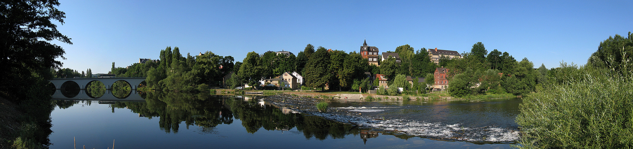 Die Saalebrücke und das Saalewehr von Saalfeld an der Saale