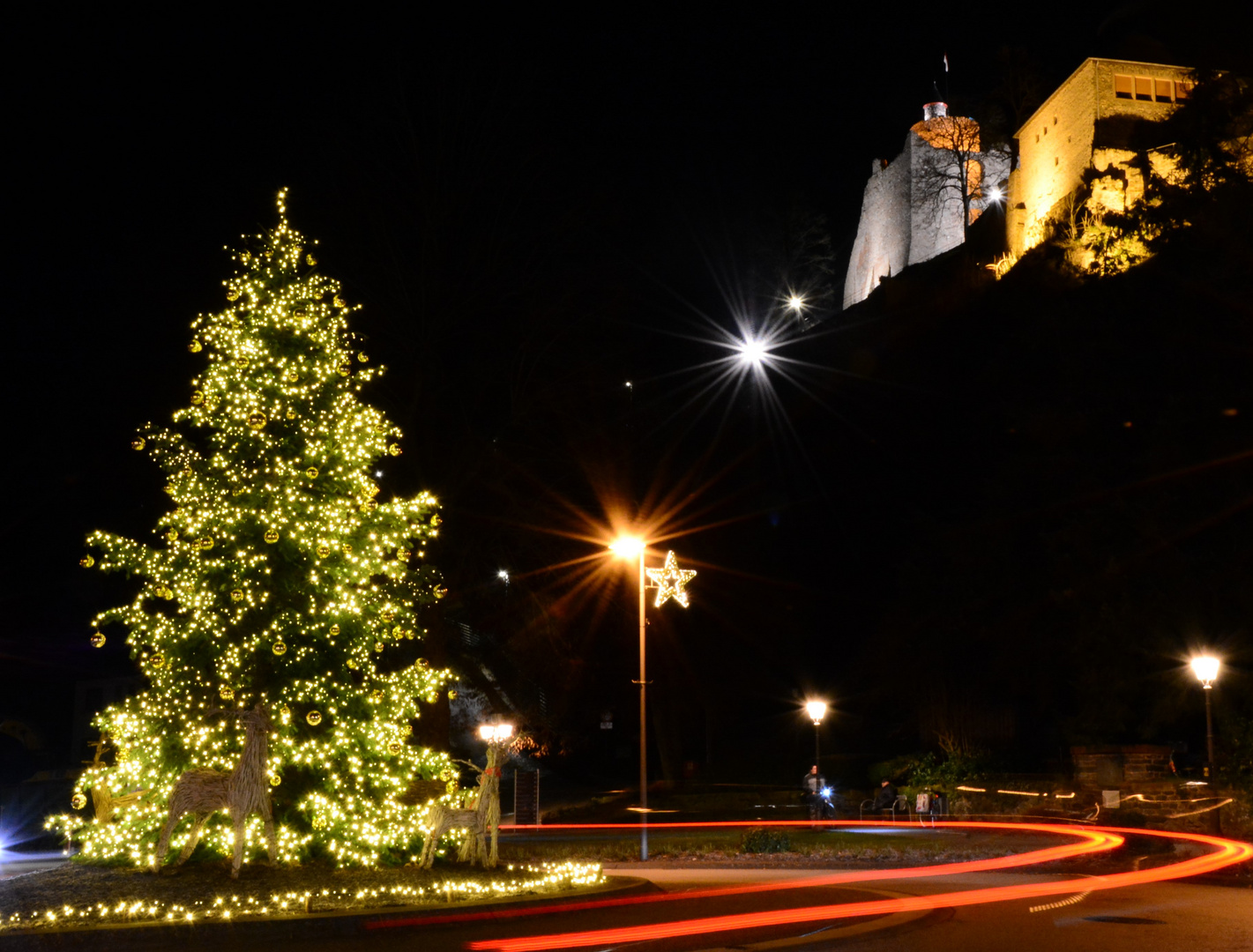 Die Saarburg im Weihnachtsglanz