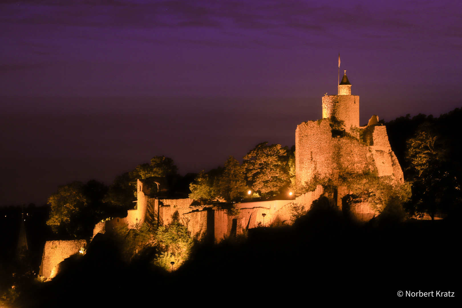 Die Saarburg zur "lila" Stunde