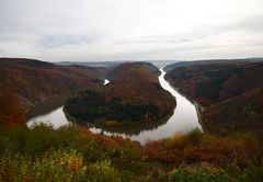 Die Saarschleife bei Orscholz im Herbst