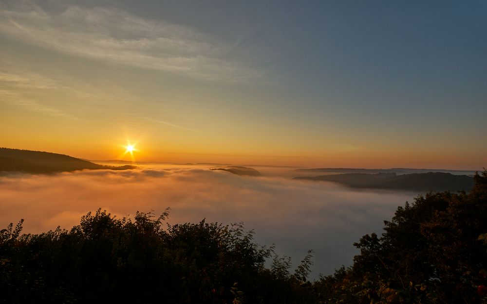 Die Saarschleife bei Sonnenaufgang im Morgennebel