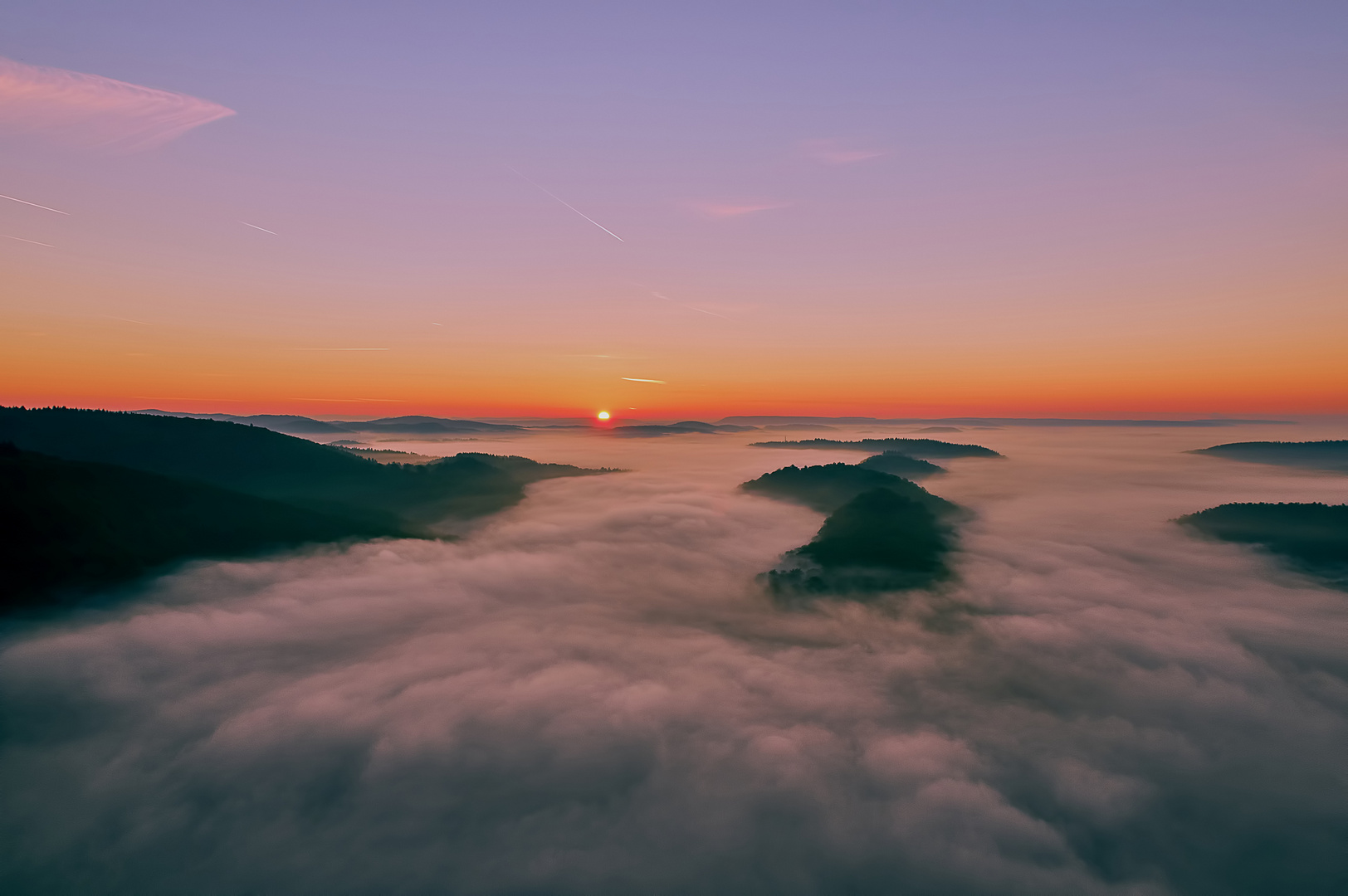 Die Saarschleife bei Sonnenaufgang im Morgennebel