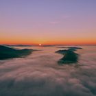 Die Saarschleife bei Sonnenaufgang im Morgennebel