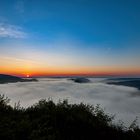 Die Saarschleife bei Sonnenaufgang im Morgennebel