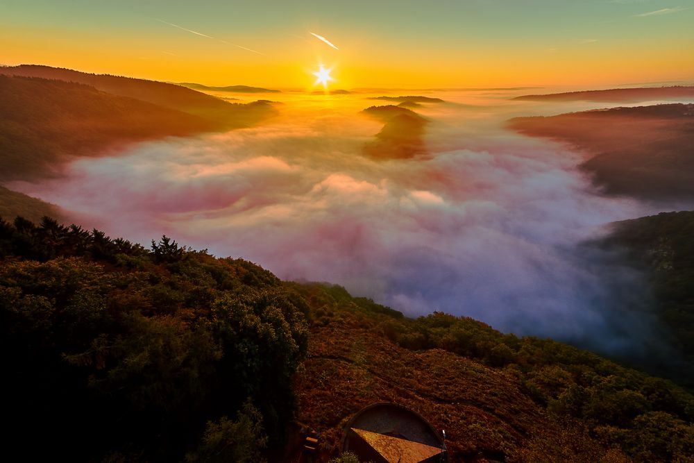 Die Saarschleife bei Sonnenaufgang im Morgennebel