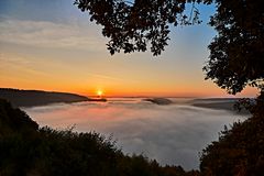 Die Saarschleife bei Sonnenaufgang im Morgennebel