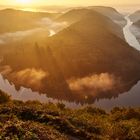 Die Saarschleife in Mettlach mit Nebel bei Sonnenaufgang zur goldenen Stunde