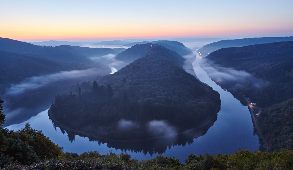 Die Saarschleife in Mettlach mit Nebel in der blauen Stunde am Morgen