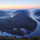 Die Saarschleife in Mettlach mit Nebel in der blauen Stunde am Morgen