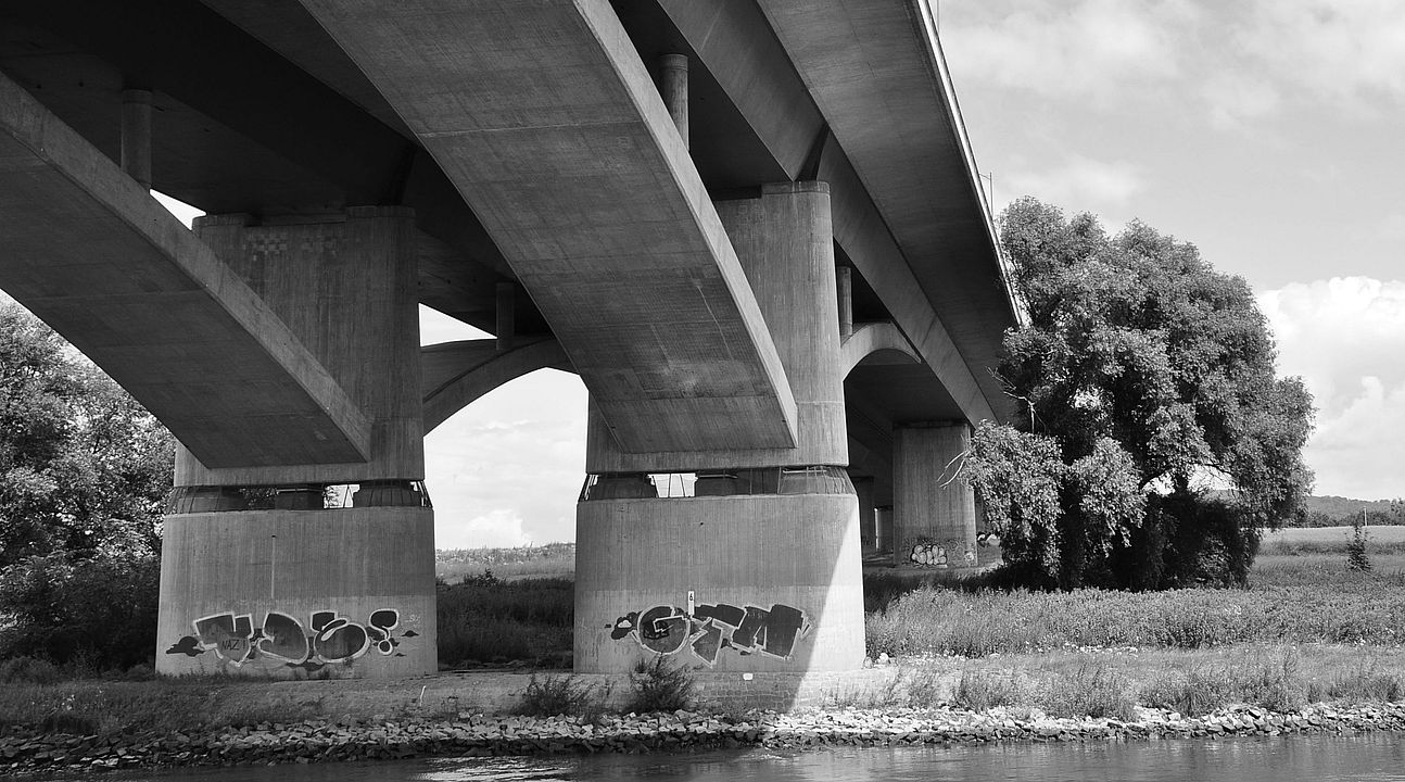 Die Sachsenbrücke über die Elbe