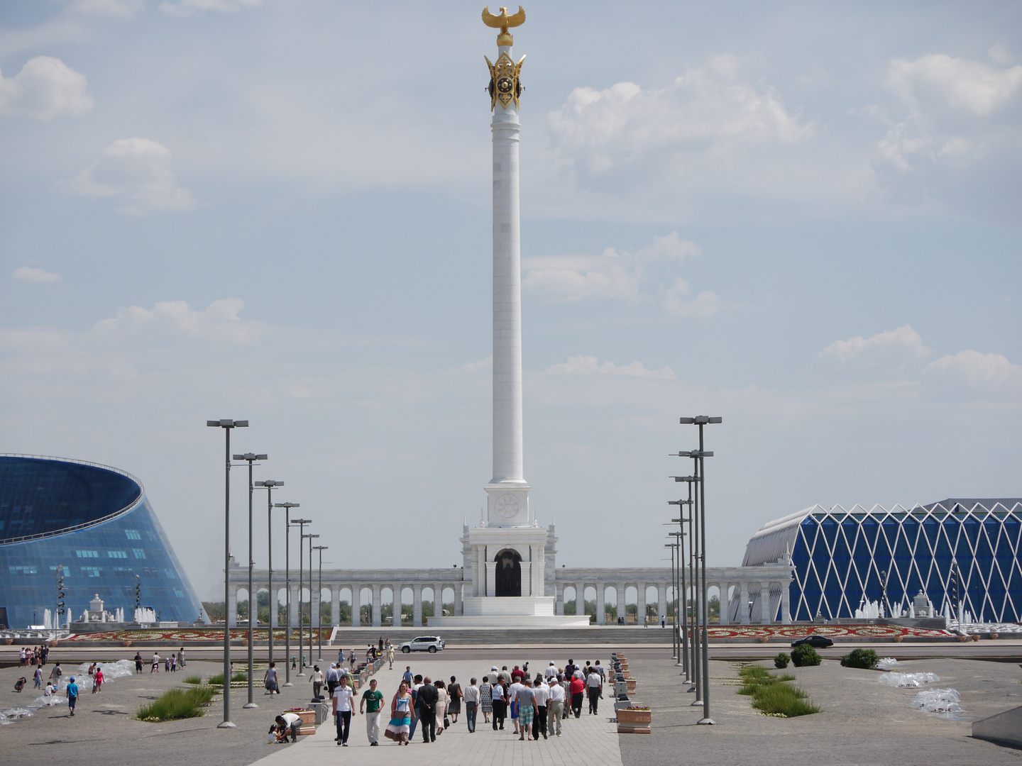 die Säule gegenüber der Pyramide