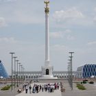 die Säule gegenüber der Pyramide