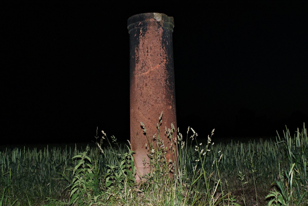 Die Säule zum schwarzen Himmel.