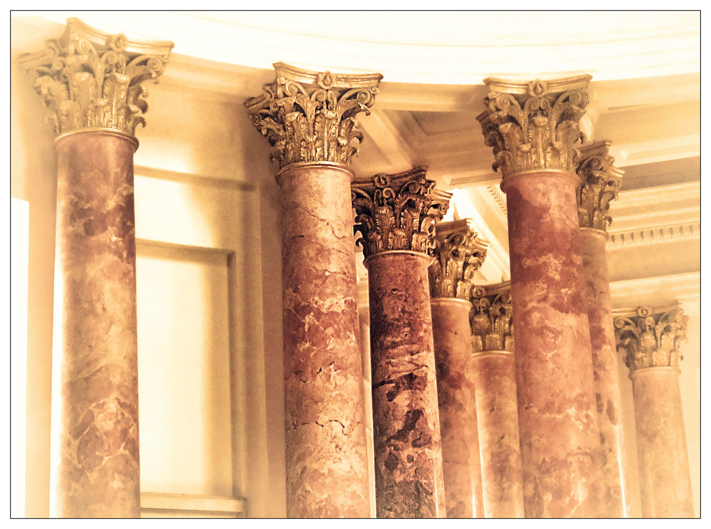 Die Säulen dieser Rundkirche