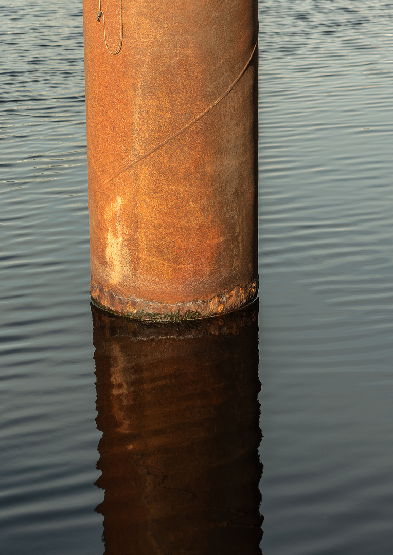 die Säulen mit Wasserspiegelung