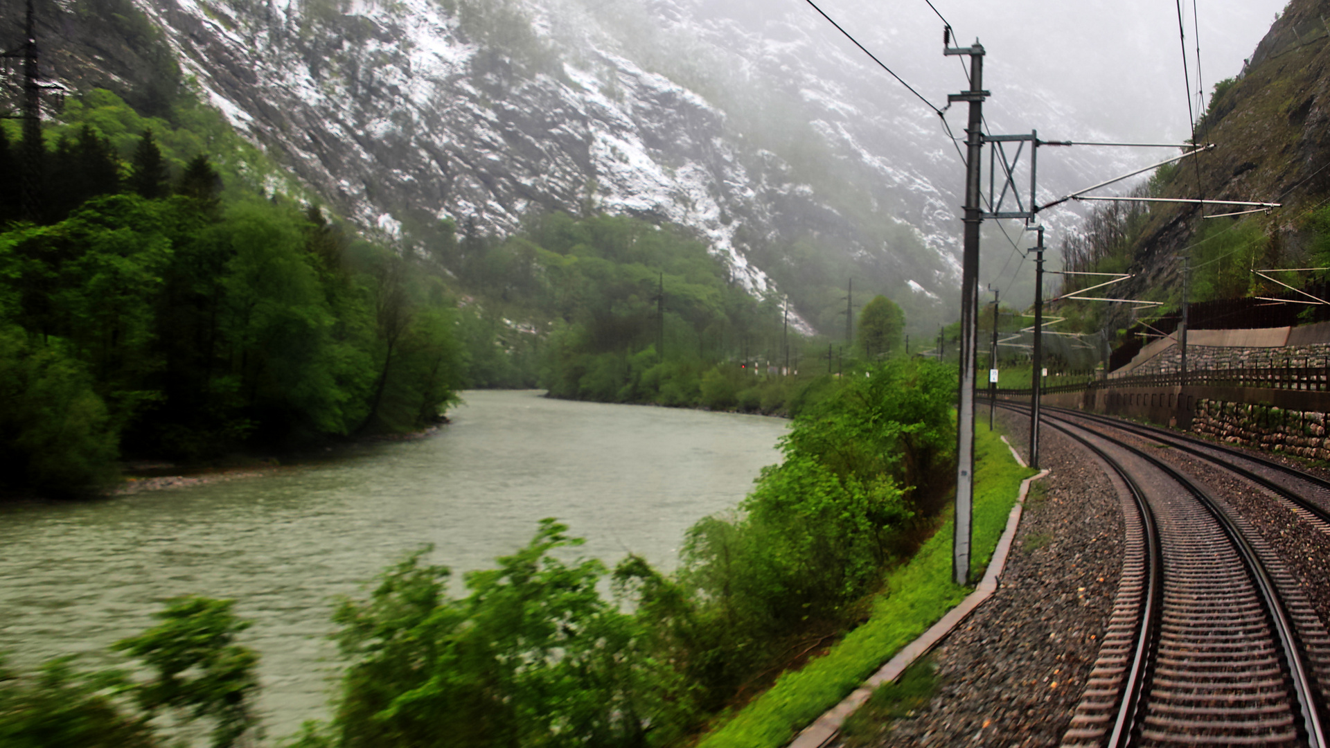 Die Salzach,die Bahn und die Straße schlängeln sich durch die enge  Schlucht