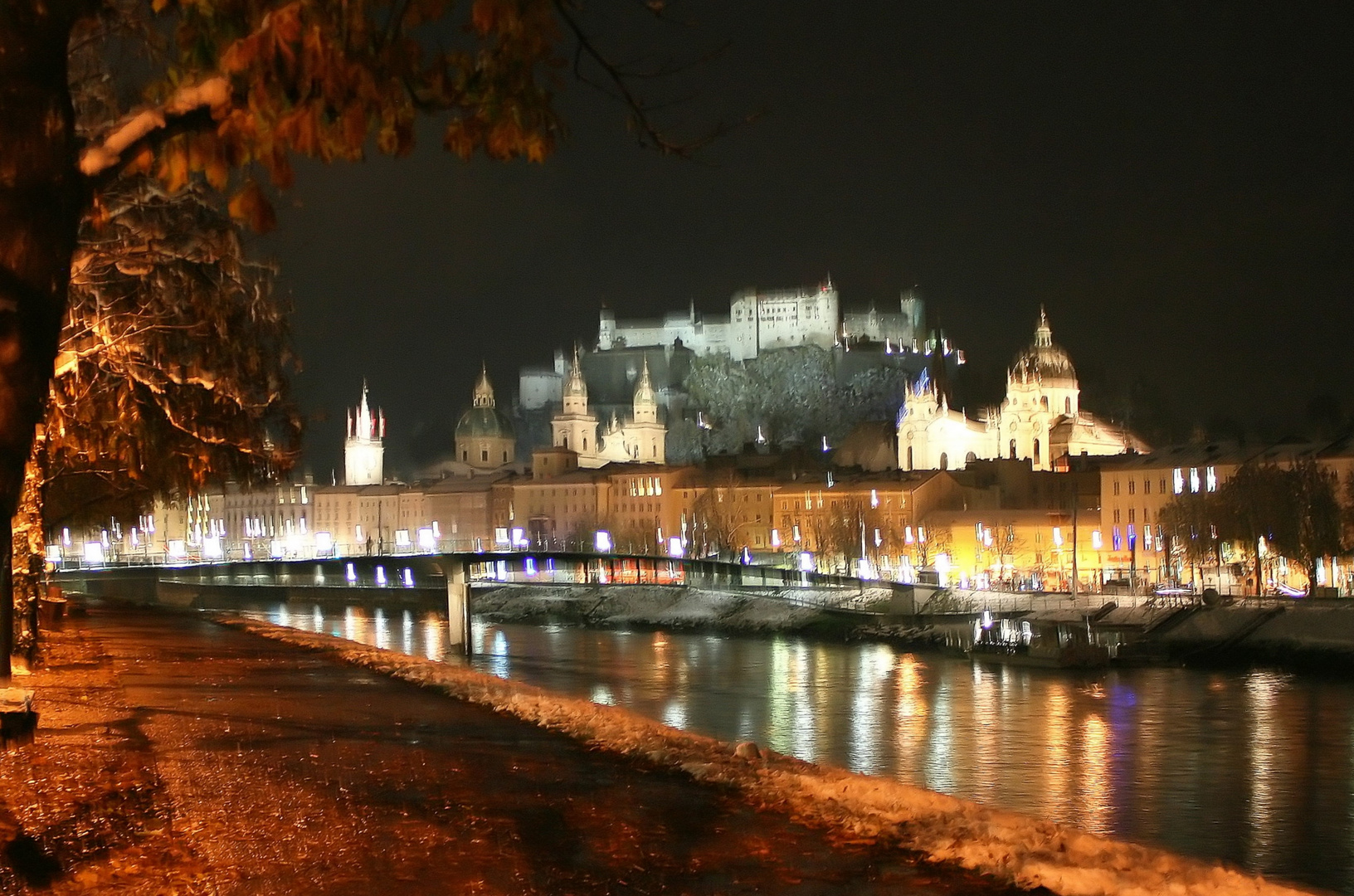 Die Salzburger Altstadt im nächtlichen Lichterglanz