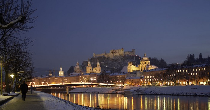 Die Salzburger Altstadt in der Dämmerung