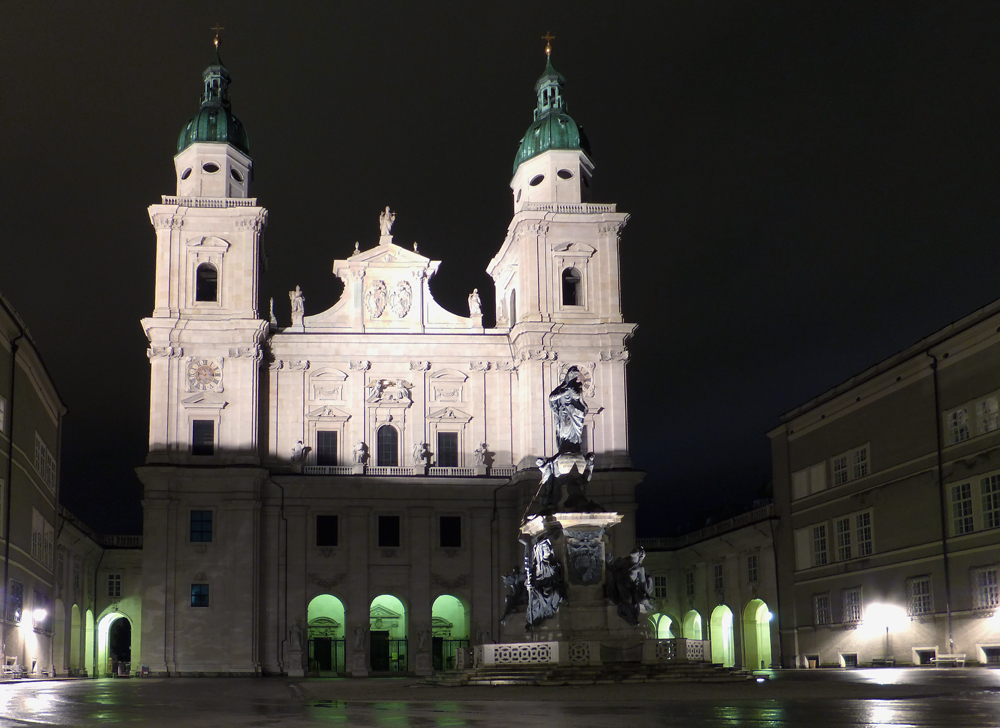 Die Salzburger Residenz bei Nacht