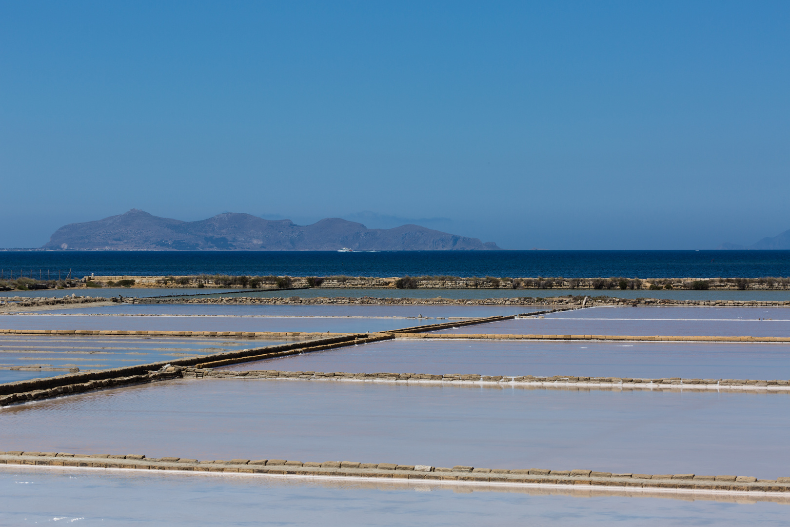 Die Salzgärten von Trapani, das Meer und die Insel