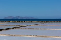 Die Salzgärten von Trapani, das Meer und die Insel