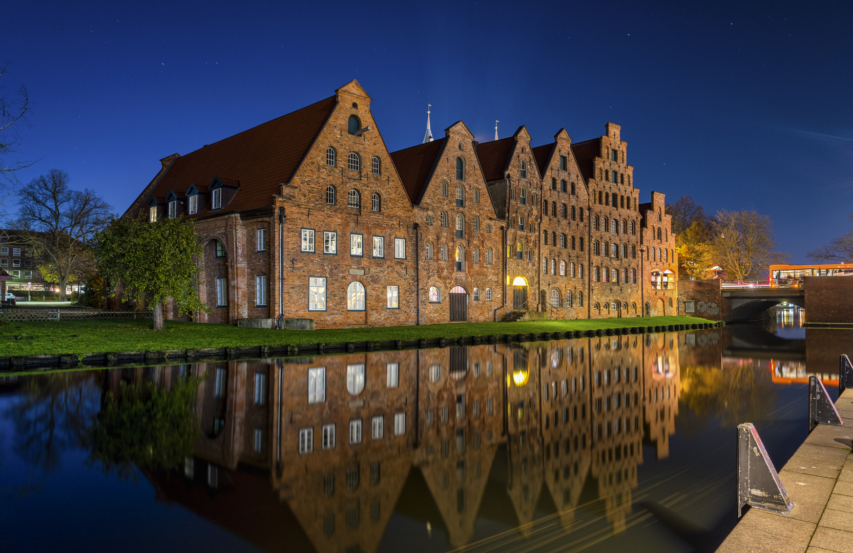 Die Salzspeicher in diesem Lichtstrahl 