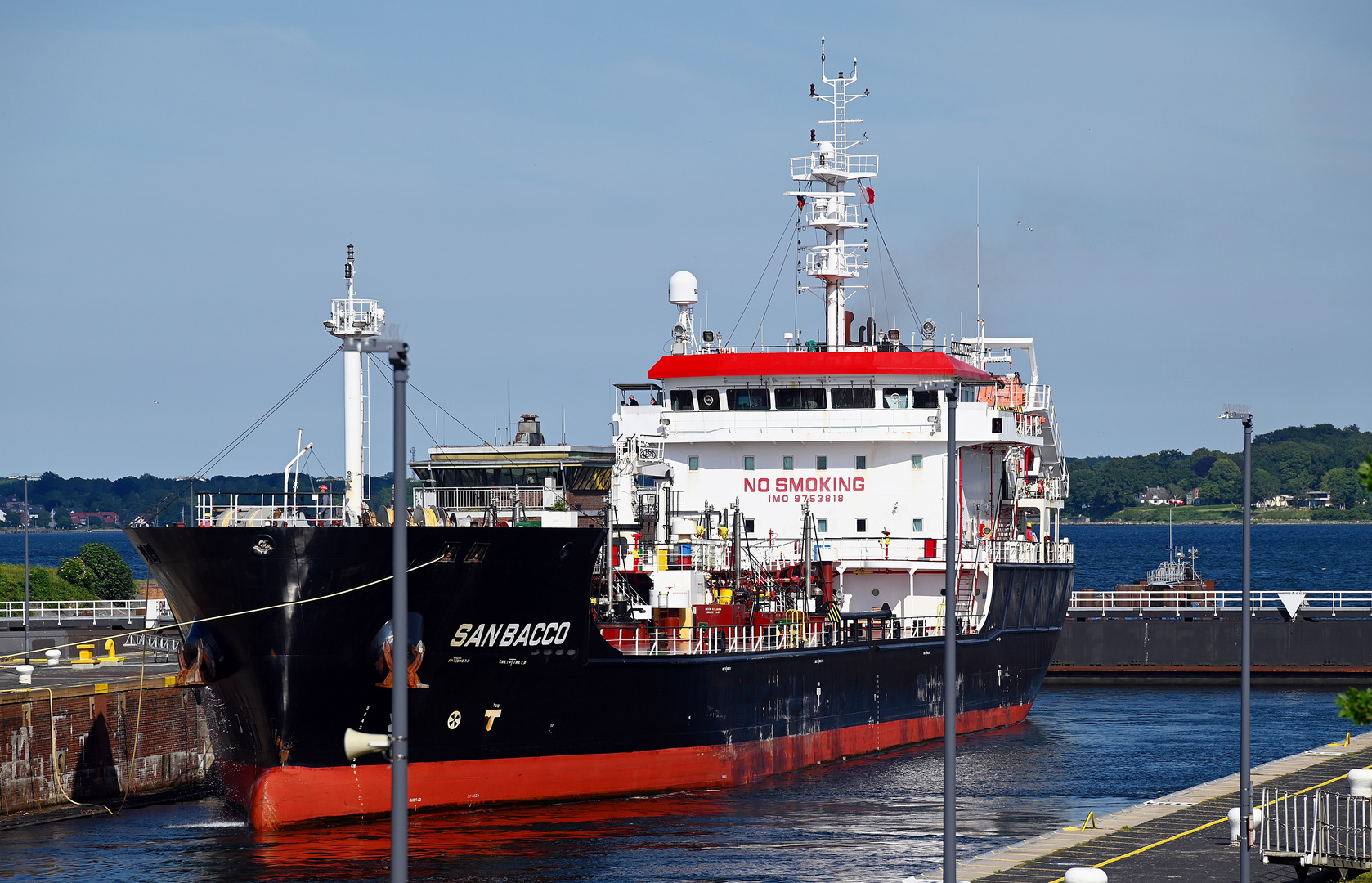 Die SAN BACCO in der Südschleuse Kiel Holtenau