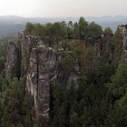 Die Sandsteinfelsen im Basteigebiet auch bei trübem Wetter sehenswert...