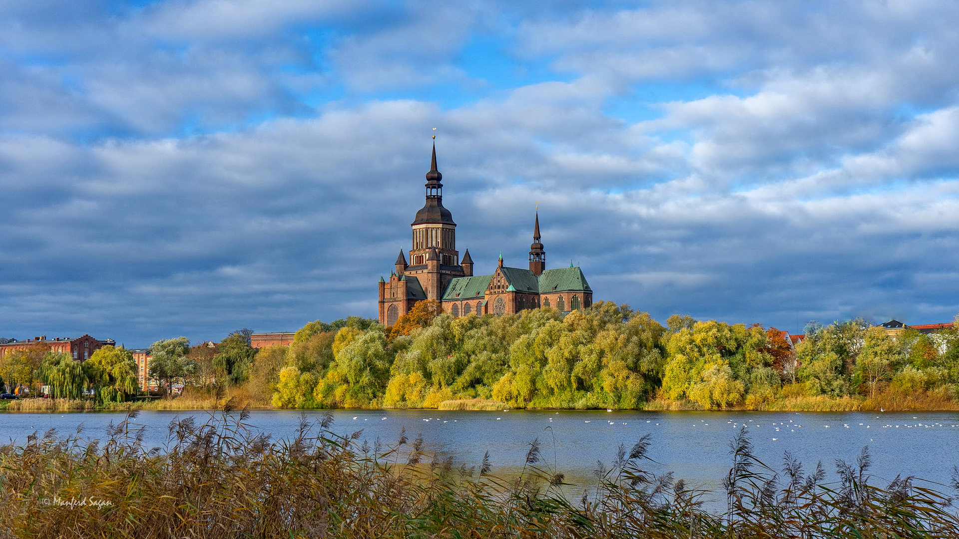 Die Sankt Marienkirche zu Stralsund im Herbstgewand... ... 