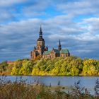 Die Sankt Marienkirche zu Stralsund im Herbstgewand... ... 